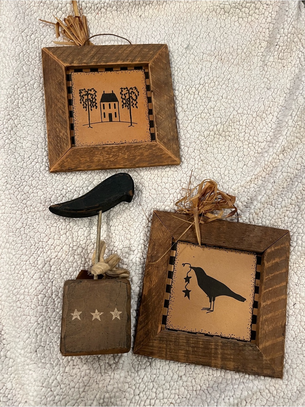 Primitive Olde Crow 🐦‍⬛ and two signs 🏡